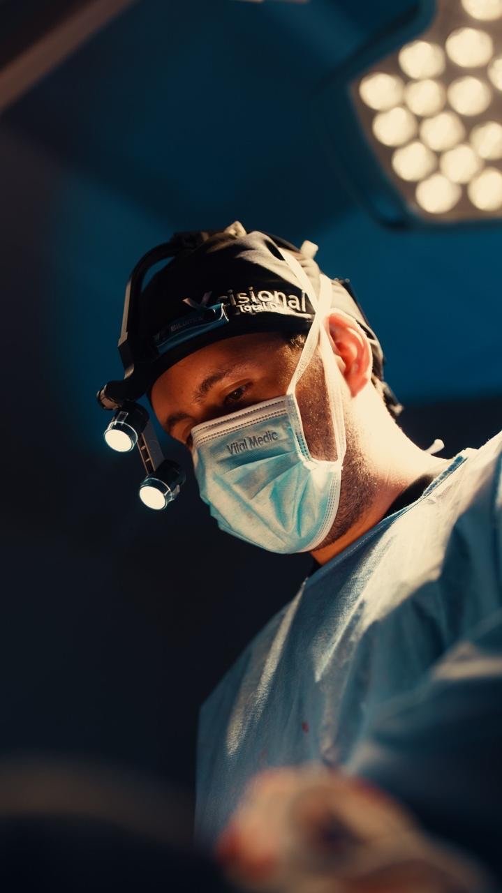Dr. Daniel Ramos operando — cirugía plástica en Bogotá